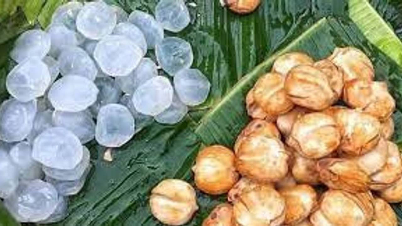ఐదు నిమిషాల పాటు ఫ్రై చేసిన తర్వాత, ఇందులో కారం ఉప్పు, వేసి మరో పది నిమిషాలు ఉడకబెట్టుకోవాలి. ఇప్పుడు మనం ముందుగా గ్రైండ్ చేసి పెట్టుకున్న పేస్ట్‌ను కూడా వేయాలి. దీని తర్వాత కర్రీ కాస్త దగ్గర పడిన తర్వాత కొత్తిమీర వేయాలి. ఇలా పదినిమిషాల పాటు ఉడకనిస్తే కర్రీ రెడీ.