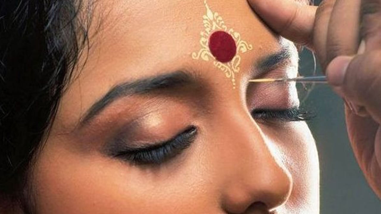 ప్రతి రోజూ క్రమం తప్పకుండా బొట్టు పెట్టుకోవడం వలన ఇది తల నొప్పిని తగ్గిస్తుంది. మీరు బొట్టు పెట్టుకునే సమయంలో రెండు కనుబొమ్మల మధ్య మీ చేతితో మసాజ్ చేసినట్లు చేస్తుంటారు. ఈ సమయంలో ఆ స్థానంలో ఉండే బిందువు, తలనొప్పిని తగ్గించి, ప్రశాంతతను అందిస్తుందంట. అంతే కాకుండా ఇది మీలో కొత్త ఉత్సాహాన్ని తీసుకొస్తుందని , మానసిక ప్రశాంతతను అందిస్తుందని చెబుతున్నారు నిపుణులు.