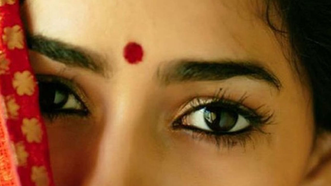 నుదుట బొట్టు పెట్టుకోవడం అంటే రెండు కనుబొమ్మల మధ్య పెట్టుకుంటారు. అయితే ఇక్కడే ఆజ్ఞా చక్రం ఉంటుందంట. ఇక్కడ ఎరుపు రంగు తిలకం పెట్టుకోవం వలన ఇది అంతర్గత జ్ఞానాన్ని పెంచి శక్తులను అభివృద్ధి చేస్తుందని పండితులు చెబుతుంటారు. ఇక సైన్స్ పరంగా చూస్తే, ఇక్కడ పీనియల్ గ్రంధి ఉంటుంది. ఇది  మెలటోనిన్, సెరోటోనిన్ హార్మోన్స్ విడుదల చేస్తుందంట. దీని వలన ఇది మీ ఆరోగ్యానికి చాలా మేలు చేస్తుందని చెబుతున్నారు ఆరోగ్య నిపుణులు.  ఇది మంచి నిద్ర, ఏకాగ్రతను పెంచడానికి ఉపయోగపడుతుందంట.  అంతే కాకుండా బొట్టు పెట్టుకోవడం వలన చాలా ప్రయోజనాలు ఉన్నాయంట.
