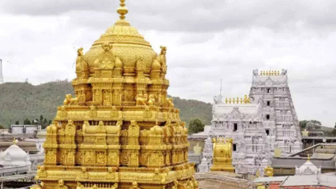 10 రోజుల్లో 8,84,426 మంది భక్తులకు టీటీడీ శ్రీవారి దర్శనం కల్పించింది. శ్రీవారి సేవల సమయంలోనూ భక్తులను స్వామి వారి దర్శనానికి టిటిడి అనుమతించింది. ఇక 10 రోజుల్లో  4,51,324 మంది భక్తులు తలనీలాలు సమర్పించగా హుండీ ఆదాయం రూ 40.8కోట్లు పొందింది. రోజు సగటున శ్రీవారిని దర్శించుకున్న 88 వేల మంది భక్తులు కాగా రోజు సగటున శ్రీవారి హుండీ ఆదాయం రూ. 4 కోట్లకు పైగానే టిటిడి ఖాతాకు జమ అయ్యింది.


