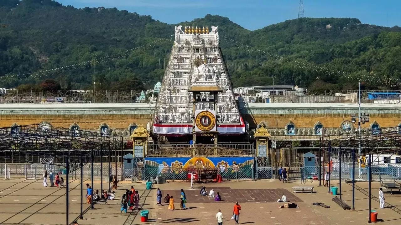ఇందులో భాగంగానే రికార్డు స్థాయిలో శుక్రవారం నాడు 83 వేల మందికి దర్శనం చేయించినట్లు ప్రకటించారు. అభిషేకం సమయంలోనూ భక్తులకు  సర్వదర్శనం కల్పించారు. భక్తుల రద్దీకి అనుగుణంగా ప్రవేశ క్యూలైన్లను మారుస్తున్న టీటీడీ జిల్లా యంత్రాంగం, జిల్లా పోలీసులు,విజిలెన్స్ సిబ్బందితో రాత్రింబవళ్లు  పని చేసేలా టీటీడీ చర్యలు చేపట్టింది.