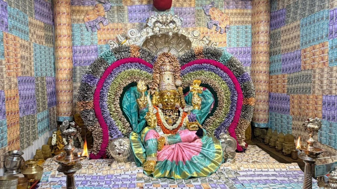 నోట్ల కట్టల విశేష అలంకరణలో భక్తులకు అభయమిస్తున్న తాతయ్యగుంట గంగమ్మను దేవాదాయ శాఖ కమిషనర్ రామచంద్ర మోహన్ తన కుటుంబ సభ్యులతో కలిసి దర్శించుకున్నారు. ఆలయ అర్చకులు వారికి పూర్ణకుంభంతో స్వాగతం పలికి, అమ్మవారి తీర్థప్రసాదాలను అందజేశారు.