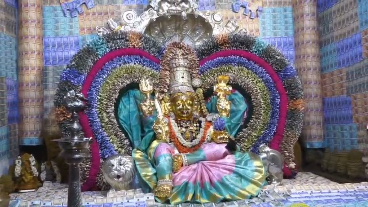 అయితే జాతర ముగిసిన తర్వాత వచ్చే విశిష్టమైన రెండో మంగళవారం పర్వదినాన్ని పురస్కరించుకుని గంగమ్మ తల్లి మూలవిరాట్‌కు అర్చకులు సుగంధ ద్రవ్యాలతో ప్రత్యేక అభిషేకాలు నిర్వహించారు. అనంతరం అమ్మవారిని వివిధ రకాల స్వర్ణాభరణాలు, దగదగలాడే వజ్రాల కిరీటంతో సర్వాంగ సుందరంగా అలంకరించారు. దీంతో ఆలయ ముఖద్వారం కరెన్సీ నోట్ల తోరణాలతో సరికొత్త శోభను సంతరించుకుంది.