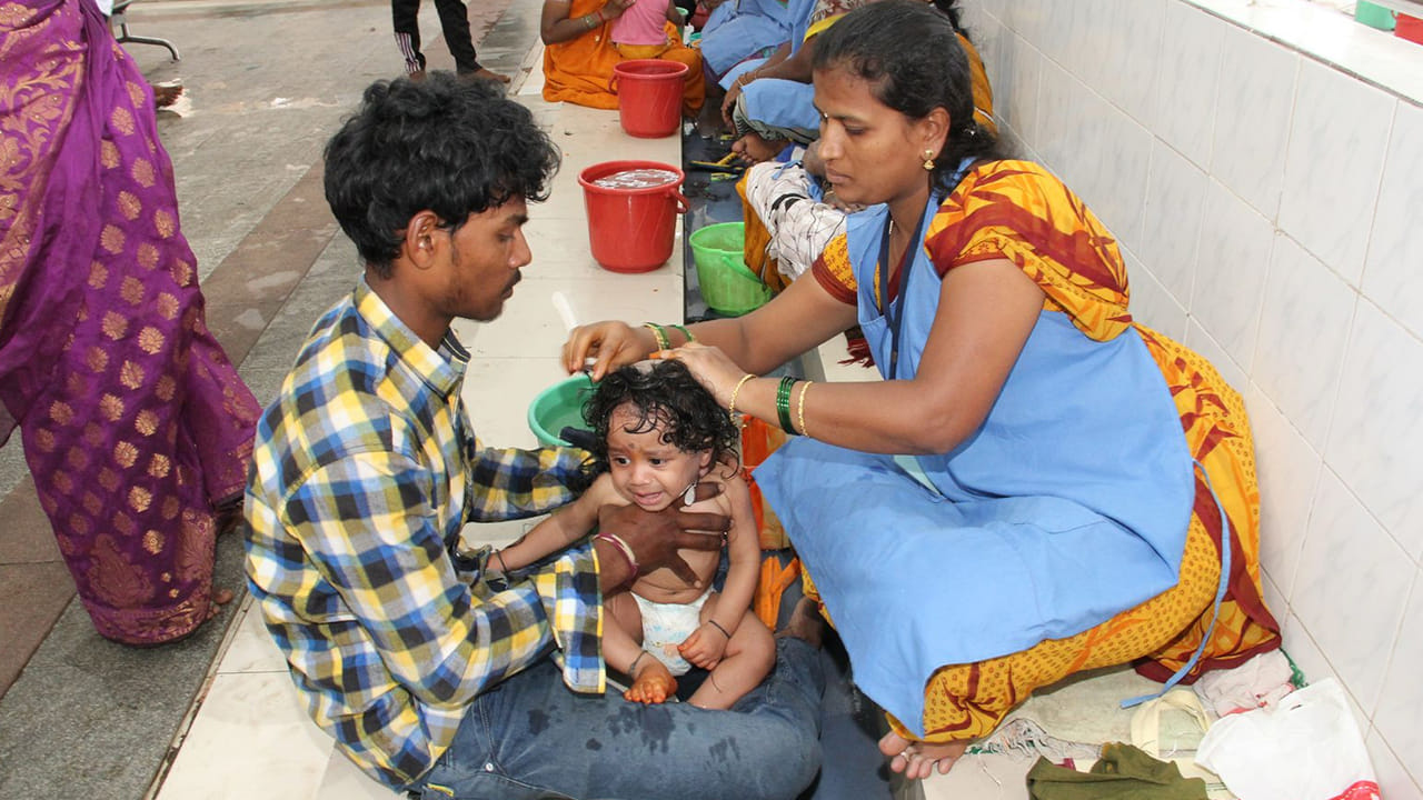 కలియుగ దైవం శ్రీ వేంకటేశ్వర స్వామికి మొక్కులు చెల్లించే భక్తులు రికార్డులను బ్రేక్ చేస్తున్నారు. తలనీలాలు సమర్పించే సంఖ్య రికార్డులు బద్దలు కొడుతుంది. ఈ ఏడాది మే నెలలో గణనీయంగా పెరగడంతో తిరుమలలో నల్ల బంగారం నిల్వలు భారీగా పెరిగాయి. తలనీలాలు సమర్పించే విస్తృతమైన ఏర్పాట్లు చేస్తున్న తిరుమల తిరుపతి దేవస్థానం రాత్రింబవళ్లు నిరాటంకంగా తలనీలాల సమర్పణకు సేవలను అందుబాటులో తెచ్చింది. ఇందులో భాగంగానే మే 27 నాటికి, తిరుమలలో ఏకంగా 12,43,063 మంది భక్తులు తలనీలాలు సమర్పించారు. 2024, 2025 మే నెలలతో పోల్చితే ఈ ఏడాది మే నెలలో ఇప్పటి దాకా తలనీలాలు సమర్పించిన భక్తులు ఎక్కువే. 2024 మే నెలలో 10,65,729 మంది, 2025 మే నెలలో 10,18,370 మంది భక్తులు తలనీలాలు సమర్పించారు.
