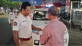ఇంక పెళ్ళిళ్లు ఎలా అవుతాయ్ సార్.. ట్రాఫిక్ పోలీసుల వద్ద కాబోయే..
