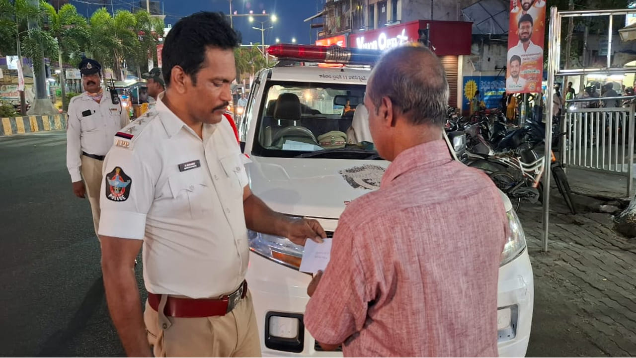 ఇంక పెళ్ళిళ్లు ఎలా అవుతాయ్ సార్.. ట్రాఫిక్ పోలీసుల వద్ద కాబోయే అల్లుడి హిస్టరీ చెక్ చేసిన వ్యక్తి