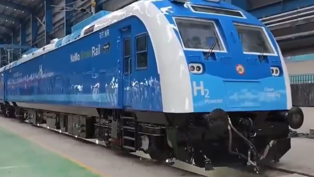 Indian Railways: దేశంలో తొలి హైడ్రోజన్ ట్రైన్ ప్రారంభానికి రెడీ.. ప్రత్యేకతలు తెలిస్తే వావ్ అనాల్సిందే..