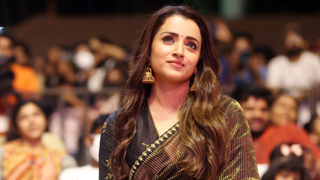 మన ఇంట్లో ఎవరైనా పెళ్లి సందడి గురించి మాట్లాడుతుంటే.. వెంటనే గుర్తొచ్చే సినిమాల్లో 'నువ్వొస్తానంటే నేనొద్దంటానా' ఒకటి. అసలు ఆ ఊరు, ఆ పొలం, సిరి-సంతోష్ ల ప్రేమ.. అబ్బో ఆ మ్యాజిక్కే వేరు కదా! ఈ సినిమా విడుదలై ఇన్నేళ్లవుతున్నా, టీవీలో వస్తే ఇప్పటికీ రిమోట్ పక్కన పెట్టేసి మరీ చూస్తాం.
