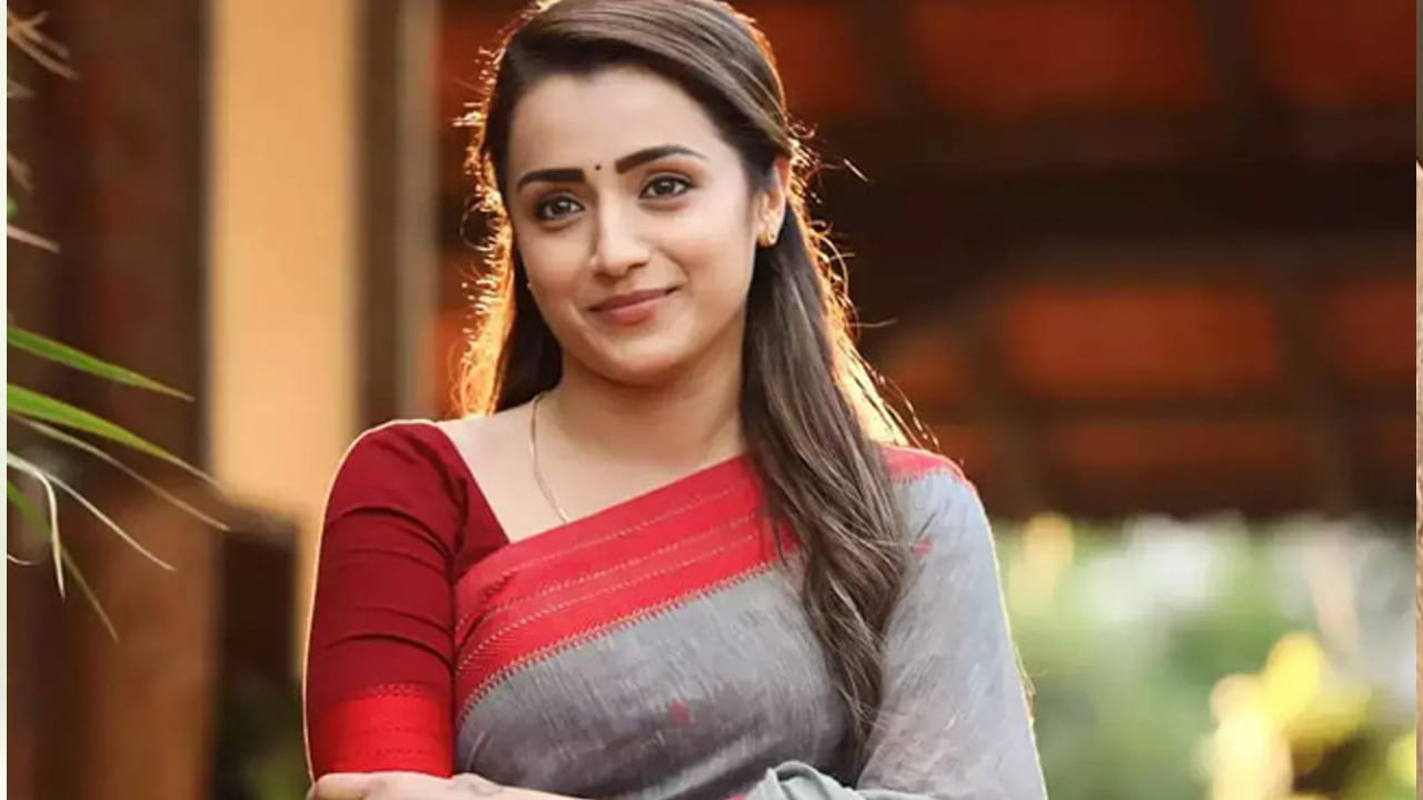 త్రిష తెలుగులో చాలా మంది స్టార్ హీరోలతో నటించింది. ముఖ్యంగా ఈ చిన్నది మహేష్ బాబుతో కలిసి రెండు సినిమాలు చేసింది. అయితే ఈ బ్యూటీకి మహేష్ మంచి బెస్ట్ ఫ్రెండ్. కానీ మొదట్లో ఈ ముద్దుగుమ్మ మహేష్ బాబును వివాహం చేసుకోవాలి అనుకున్నదంట. కానీ అప్పటికే మహేష్ బాబు నమ్రతతో ప్రేమలో ఉండటం వలన అది వర్కౌట్ అవ్వలేదు.