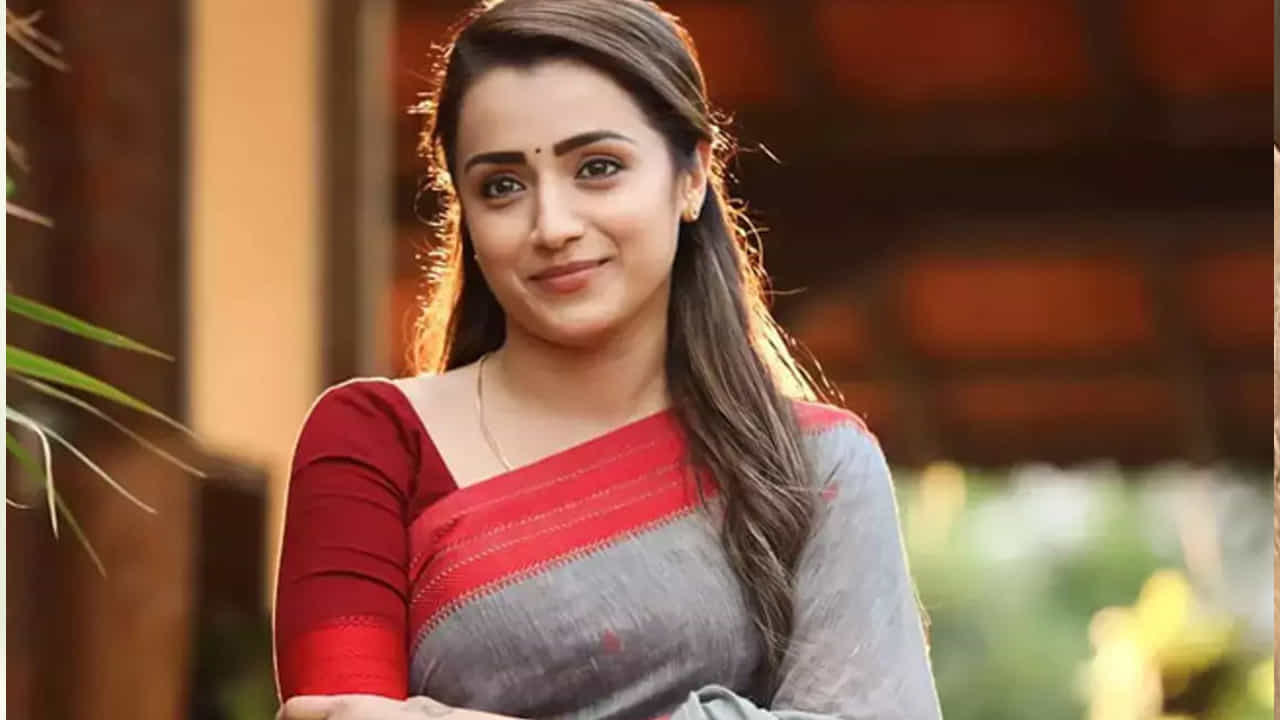 త్రిష తెలుగులో చాలా మంది స్టార్ హీరోలతో నటించింది. ముఖ్యంగా ఈ చిన్నది మహేష్ బాబుతో కలిసి రెండు సినిమాలు చేసింది. అయితే ఈ బ్యూటీకి మహేష్ మంచి బెస్ట్ ఫ్రెండ్. కానీ మొదట్లో ఈ ముద్దుగుమ్మ మహేష్ బాబును వివాహం చేసుకోవాలి అనుకున్నదంట. కానీ అప్పటికే మహేష్ బాబు నమ్రతతో ప్రేమలో ఉండటం వలన అది వర్కౌట్ అవ్వలేదు.