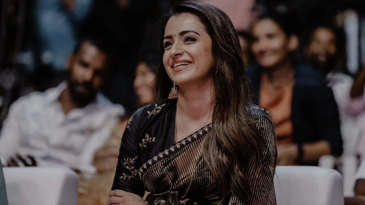 ఆశ్చర్యకరమైన విషయం ఏమిటంటే.. ఈ ఎనిమిది భాషల్లోనూ ఈ సినిమా సూపర్ హిట్ అయింది. కానీ, 2013లో హిందీలో 'రామయ్యా వస్తావయ్యా' పేరుతో గిరీష్ కుమార్, శృతి హాసన్ జంటగా ప్రభుదేవానే స్వయంగా దర్శకత్వం వహించిన రీమేక్ మాత్రం బాక్సాఫీస్ వద్ద ఆశించిన స్థాయిలో మెప్పించలేకపోయింది. మిగిలిన అన్ని భాషల్లో త్రిష పండించిన ఆ అమాయకత్వం, ఆ ఎమోషన్ ప్రేక్షకులకు బాగా కనెక్ట్ అయ్యాయి.
