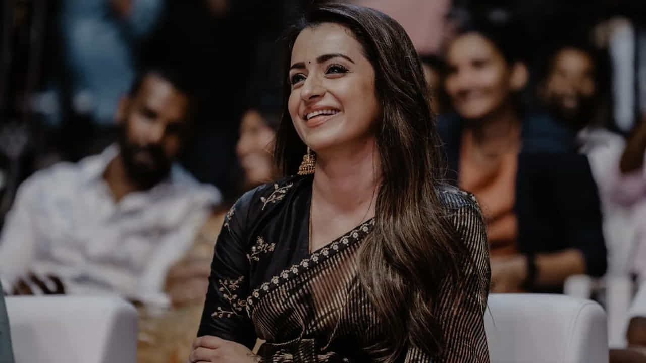 ఆశ్చర్యకరమైన విషయం ఏమిటంటే.. ఈ ఎనిమిది భాషల్లోనూ ఈ సినిమా సూపర్ హిట్ అయింది. కానీ, 2013లో హిందీలో 'రామయ్యా వస్తావయ్యా' పేరుతో గిరీష్ కుమార్, శృతి హాసన్ జంటగా ప్రభుదేవానే స్వయంగా దర్శకత్వం వహించిన రీమేక్ మాత్రం బాక్సాఫీస్ వద్ద ఆశించిన స్థాయిలో మెప్పించలేకపోయింది. మిగిలిన అన్ని భాషల్లో త్రిష పండించిన ఆ అమాయకత్వం, ఆ ఎమోషన్ ప్రేక్షకులకు బాగా కనెక్ట్ అయ్యాయి.