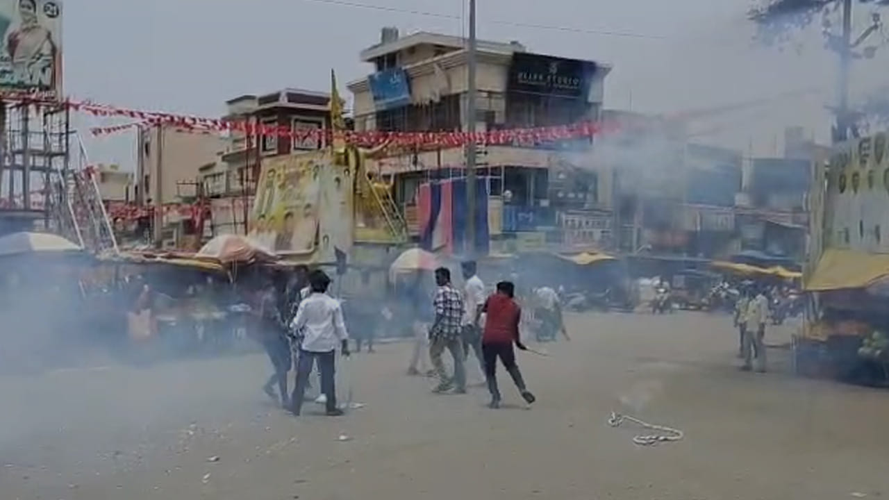తమిళనాడు ఎన్నికల ఫలితాలపై ఏపీలో సంబరాలు జరుగుతున్నాయి. ఎన్నికల్లో TVK అధిక్యం పై నగరిలో విజయ్ అభిమానులు వేడుకలు జరుపు కున్నారు. క్లాక్ టవర్ వద్ద బాణాసంచా కాల్చిన అభిమానులు కేరింతలు కొట్టారు. సత్యవేడు నియోజకవర్గం లోని నాగలాపురం లోనూ విజయ్ అభిమానులు టీవీకే గెలుపుతో సంబరాలు జరుపుకున్నారు