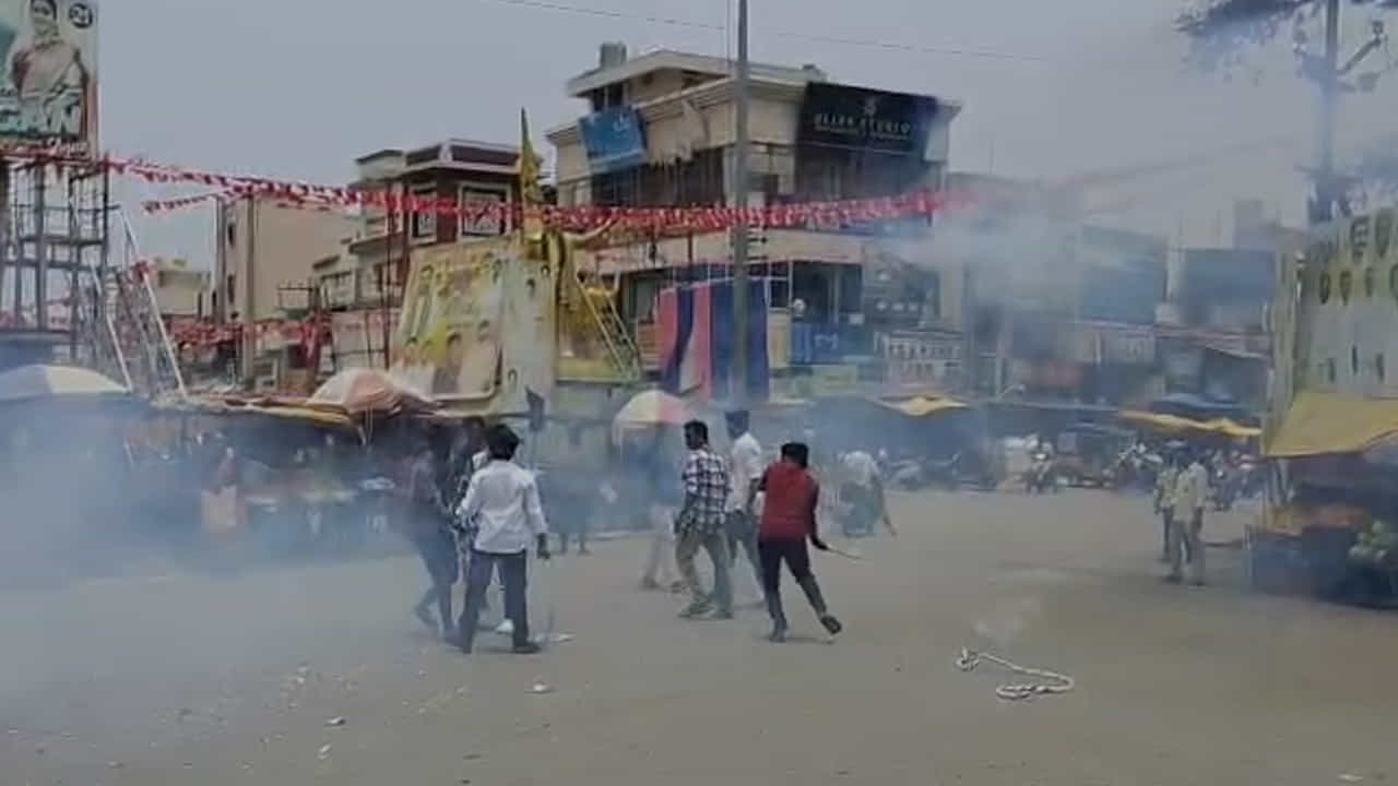 తమిళనాడు ఎన్నికల ఫలితాలపై ఏపీలో సంబరాలు జరుగుతున్నాయి. ఎన్నికల్లో TVK అధిక్యం పై నగరిలో విజయ్ అభిమానులు వేడుకలు జరుపు కున్నారు. క్లాక్ టవర్ వద్ద బాణాసంచా కాల్చిన అభిమానులు కేరింతలు కొట్టారు. సత్యవేడు నియోజకవర్గం లోని నాగలాపురం లోనూ విజయ్ అభిమానులు టీవీకే గెలుపుతో సంబరాలు జరుపుకున్నారు