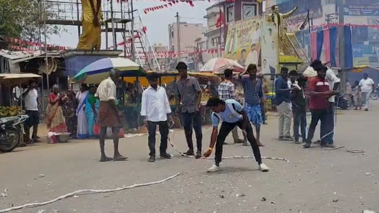 టవర్ క్లాక్ కూడలి వద్ద కేక్ కటింగ్ చేసి టపాకాయలు కాల్చి సంబరాలు చేసుకున్నారు వైసీపీ నేతలు. జగన్ తరహా లో విజయ్ సింగిల్ గా పోటీ చేసి గెలవడం ఎంతో సంతోషంగా ఉందని చెవిరెడ్డి హర్షిత్ రెడ్డి అన్నారు. 