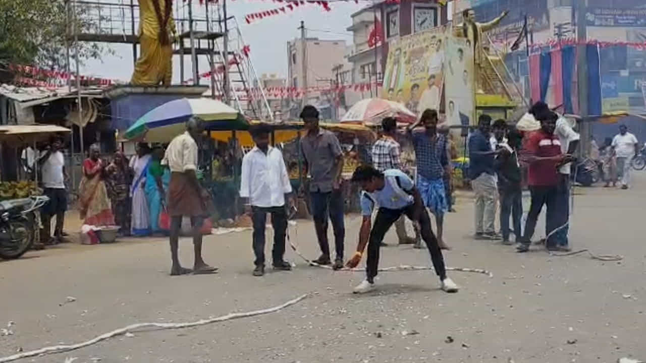 టవర్ క్లాక్ కూడలి వద్ద కేక్ కటింగ్ చేసి టపాకాయలు కాల్చి సంబరాలు చేసుకున్నారు వైసీపీ నేతలు. జగన్ తరహా లో విజయ్ సింగిల్ గా పోటీ చేసి గెలవడం ఎంతో సంతోషంగా ఉందని చెవిరెడ్డి హర్షిత్ రెడ్డి అన్నారు.