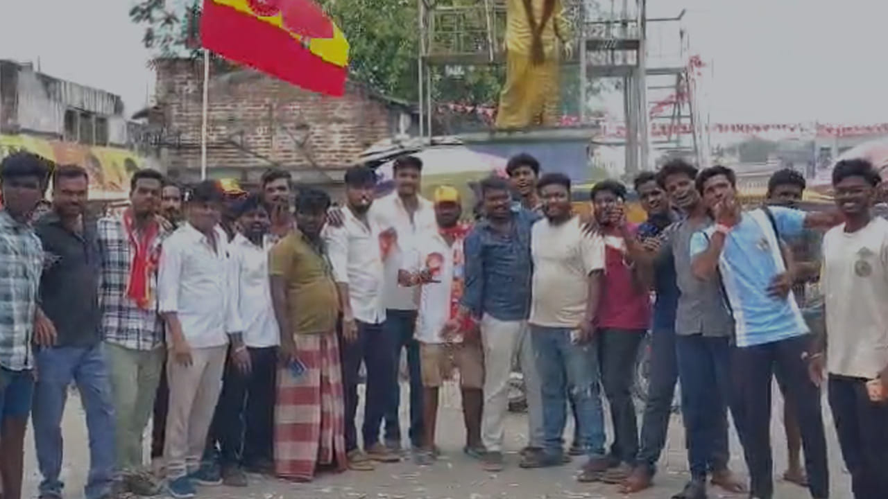 తన కొడుకు విజయ్ గెలుపు పై తండ్రి చంద్రశేఖర్ హర్షం సీఎంకు నా శుభాకాంక్షలు తెలియజేస్తున్నాను అంటూ 
విజయ్ తండ్రి ట్వీట్ చేశారు. గెలుపుపై విజయ్‌కి అనుమానం లేదు అందుకే ఎన్నికల్లో ఎవరితో పొత్తు పెట్టుకోలేదని విజయ్ తండ్రి చంద్రశేఖర్ చెప్పుకొచ్చారు. 