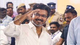 వేగంగా మారుతున్న సమీకరణాలు.. విజయ్‌కు లైన్‌క్లియర్!