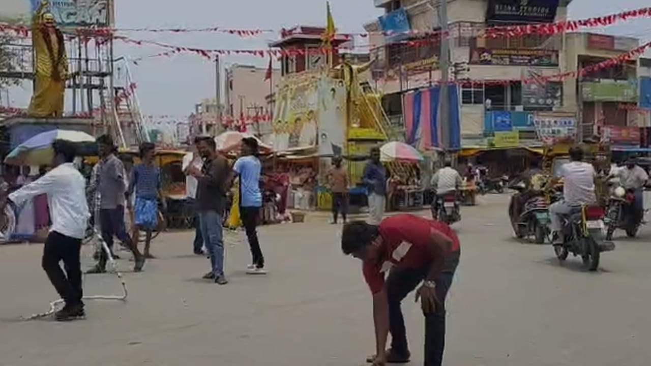 ఈ రోజు కోసం దేశం మొత్తం ఎంతో ఉత్కంఠంగా ఎదురుచూసింది. ఎందుకంటే, 5 రాష్ట్రాల అసెంబ్లీ ఎన్నికల ఫలితాలు వెలువడనున్నాయి.  తమిళనాడు, పశ్చిమ బెంగాల్‌, అస్సాం, కేరళతో పాటు కేంద్రపాలిత ప్రాంతమైన పుదుచ్చేరిలో ఓట్ల లెక్కింపు   జరుగుతోంది. అయితే, ఫలితాలు వచ్చిన తరవాత జనాలు మార్పు కావాలని కోరుకున్నారు. 
