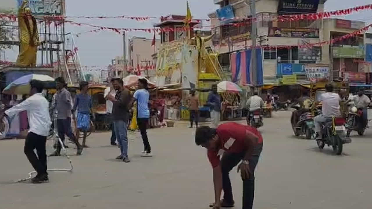 ఈ రోజు కోసం దేశం మొత్తం ఎంతో ఉత్కంఠంగా ఎదురుచూసింది. ఎందుకంటే, 5 రాష్ట్రాల అసెంబ్లీ ఎన్నికల ఫలితాలు వెలువడనున్నాయి. తమిళనాడు, పశ్చిమ బెంగాల్, అస్సాం, కేరళతో పాటు కేంద్రపాలిత ప్రాంతమైన పుదుచ్చేరిలో ఓట్ల లెక్కింపు జరుగుతోంది. అయితే, ఫలితాలు వచ్చిన తరవాత జనాలు మార్పు కావాలని కోరుకున్నారు.