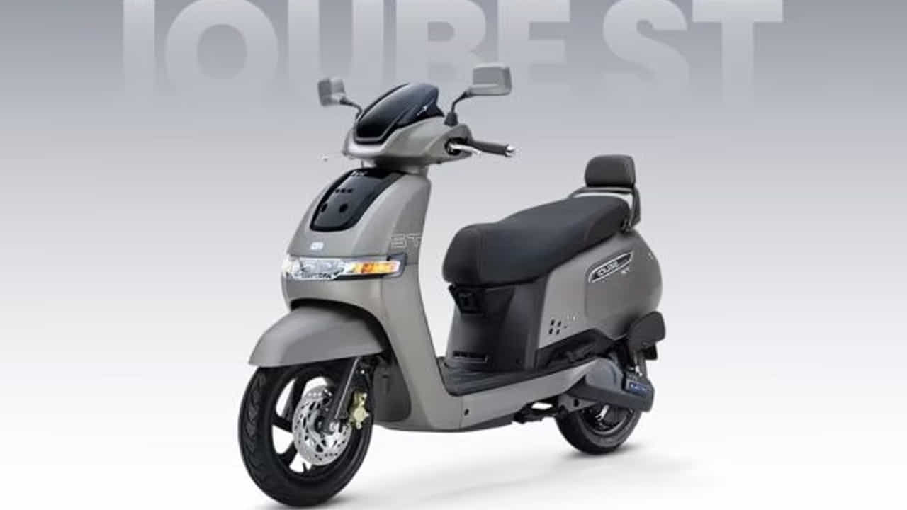 ఇక కుటుంబ వినియోగదారుల్లో ఆదరణ పొందిన TVS Motor Company టీవీఎస్ ఐక్యూబ్ స్కూటర్లపై కూడా కొత్త వారంటీ ప్యాకేజీలు అందుబాటులోకి వచ్చాయి. టాప్ వేరియంట్లను కొనుగోలు చేసే కస్టమర్లు అదనపు వారంటీ ఎంపికతో 8 సంవత్సరాల వరకు బ్యాటరీ భద్రత పొందవచ్చు.