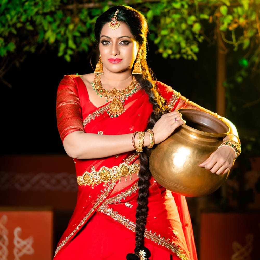 ఇటీవలి కాలంలో ఆమె మళ్లీ మీడియా ముందుకు వస్తున్నారు. సినిమా ఇండస్ట్రీ , టెలివిజన్ ఇండస్ట్రీలో ఉండే నెపోటిజం, గ్రూపిజం గురించి, తాను ఫేస్ చేసిన పాలిటిక్స్ గురించి ఇంటర్వ్యూలలో బాహాటంగానే మాట్లాడుతుంటారు. ఎంతమంది ఇబ్బంది పెట్టినా తాను ఒక ఫైటర్ లాగా నిలబడ్డానని తెలిపారు. తాజాగా ఓ ఇంటర్వ్యూలో ఆమె మాట్లాడుతూ.. అప్పట్లో యాంకరింగ్ అంటే చాలా ఆర్గానిక్‌గా ఉండేది. ఇప్పుడంతా స్క్రిప్టెడ్ అయిపొయింది అని ఆమె తెలిపారు.