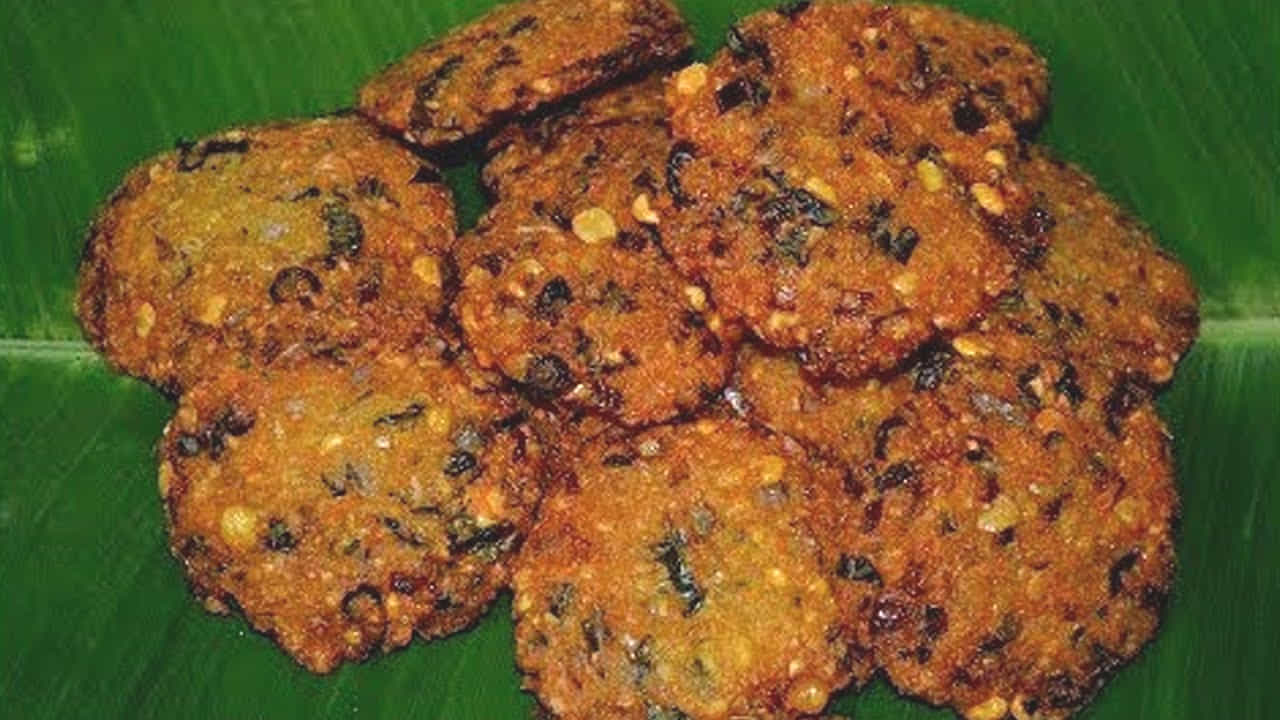 
వీటిని ఇలా కలుపుకోవాలి పెట్టాలి : ఈ పేస్ట్‌ మిశ్రమాన్ని  తీసుకుని దానిలో ఉల్లిపాయ ]ముక్కలు, మూడు పచ్చిమిర్చి, ఒక టేబుల్ స్పూన్ అల్లం పేస్ట్,   కరివేపాకు, కొత్తిమీర, జీలకర్ర, ఉప్పు వేసి మిక్స్ అయ్యేలా కలపాలి. ఇలా చేస్తే వడలు కూడా మంచి టేస్ట్ వస్తాయి, తినడానికి టేస్టీగా  ఉంటాయి.