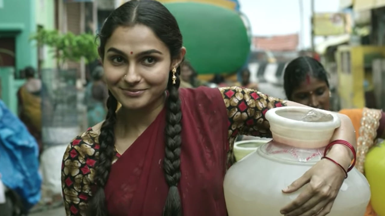 ధనుష్ హీరోగా, టాలెంటెడ్ డైరెక్టర్ వెట్రిమారన్ కాంబినేషన్లో వచ్చిన ఈ చిత్రం కల్ట్ క్లాసిక్గా నిలిచింది. కేవలం రెండు గంటల నిడివితో సాగే ఈ రా అండ్ రస్టిక్ పొలిటికల్ యాక్షన్ థ్రిల్లర్ ఇప్పుడు ఓటీటీ ప్లాట్ఫారమ్పై ప్రకంపనలు సృష్టిస్తోంది. థియేటర్లలో విడుదలైన సమయంలోనే కాకుండా, డిజిటల్ ప్లాట్ఫారమ్లోనూ ఈ సినిమాకు వస్తున్న రెస్పాన్స్ చూసి ట్రేడ్ వర్గాలు సైతం ఆశ్చర్యపోతున్నాయి. ఉత్తర చెన్నై (నార్త్ చెన్నై) బ్యాక్డ్రాప్లో సాగే గ్యాంగ్స్టర్ డ్రామా ఇది.