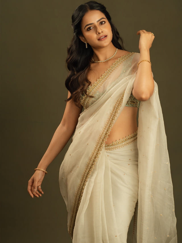 వైష్ణవి చైతన్య వయ్యారాలకు.. ఫిదా అయిపోతున్న కుర్రకారు