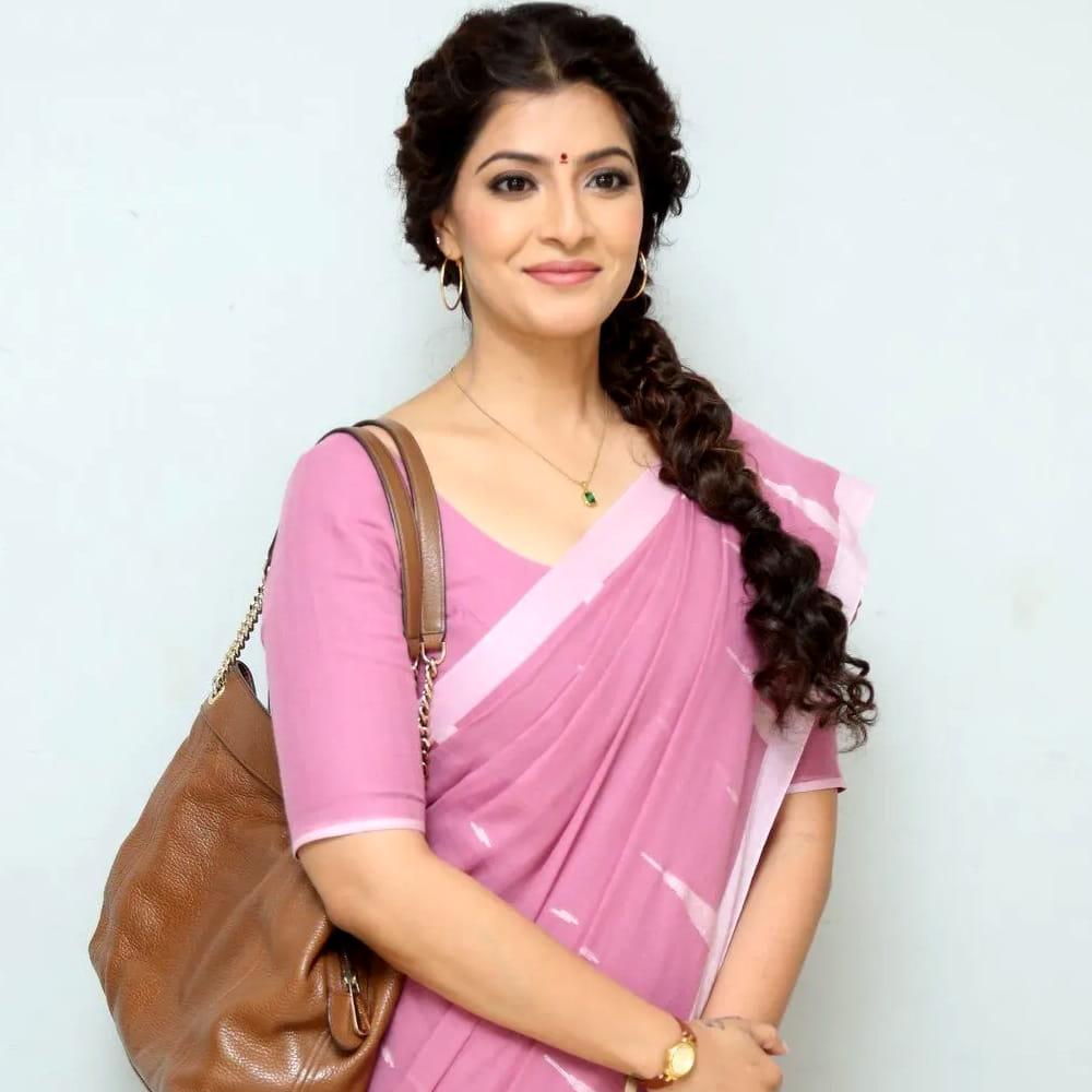 సౌత్ ఇండస్ట్రీలో సరికొత్త ట్రెండ్ తీసుకువచ్చిన నటి వరలక్ష్మి శరత్ కుమార్. హీరోయిన్‏గా దక్షిణాది సినీ పరిశ్రమలోకి అడుగుపెట్టి.. ఇప్పుడు పవర్ఫుల్ విలన్‏గా మెప్పిస్తున్నారు. భాషతో సంబంధం లేకుండా అన్ని భాషలలోనూ వైవిధ్యమైన పాత్రలు పోషిస్తూ తనకంటూ ఓ గుర్తింపు తెచ్చుకుంది. ఇప్పుడు ఫీమేల్ ఓరియెంటెడ్ సినిమాలతోనూ  అలరిస్తున్నారు వరలక్ష్మీ.