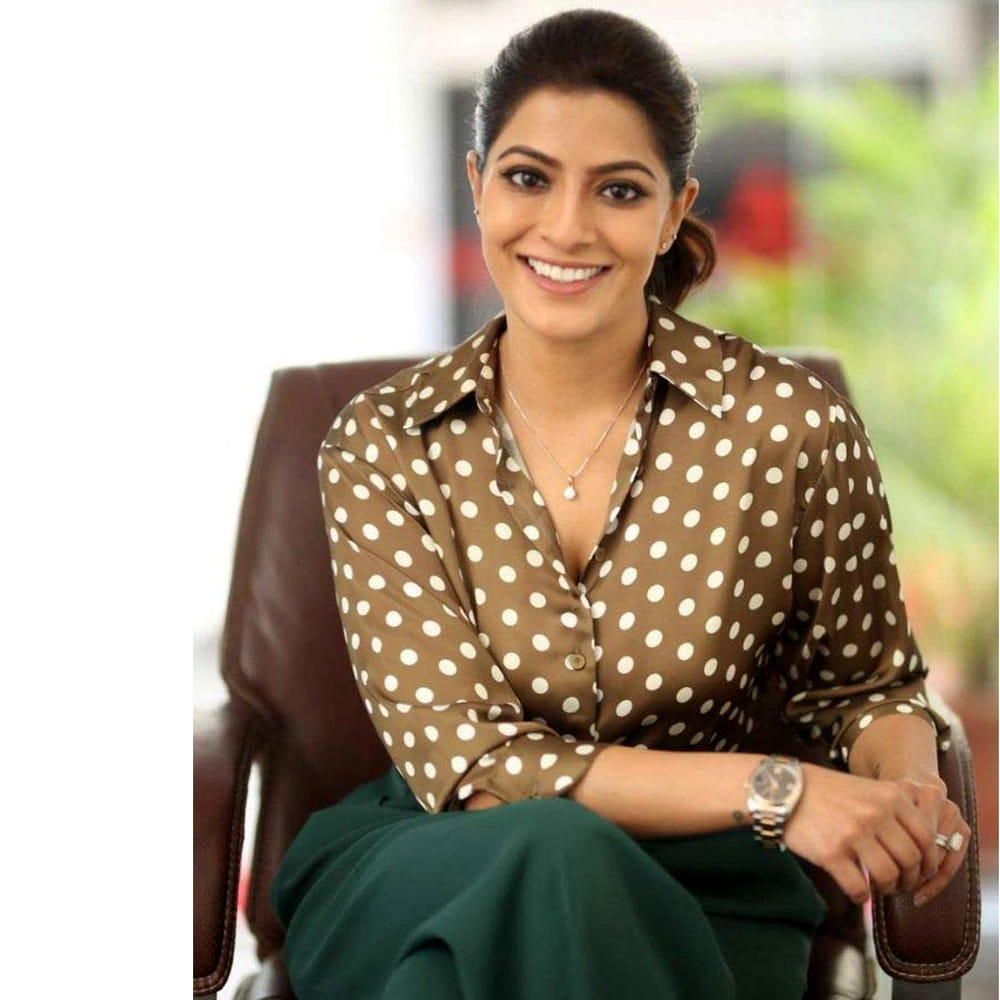 కాగా ముంబైకు చెందిన ఆర్ట్ గ్యాలరిస్ట్ నికోలాయ్ సచ్‌దేవ్ ను వరలక్ష్మీ పెళ్లి చేసుకున్న విషయం తెలిసిందే. చాలా కాలం ప్రేమలో ఉన్న ఈ ఇద్దరూ పెద్దలను ఒప్పించి ఒక్కటయ్యారు. ఇక వరలక్ష్మీ ప్రస్తుతం తెలుగు, తమిళ్ సినిమాల్లో నటిస్తూ బిజీగా ఉన్నారు. అలాగే సోషల్ మీడియా వేదిక తన సినిమా అప్డేట్స్ తో పాటు వ్యక్తిగత విషయాలను కూడా పంచుకుంటుంటారు. 