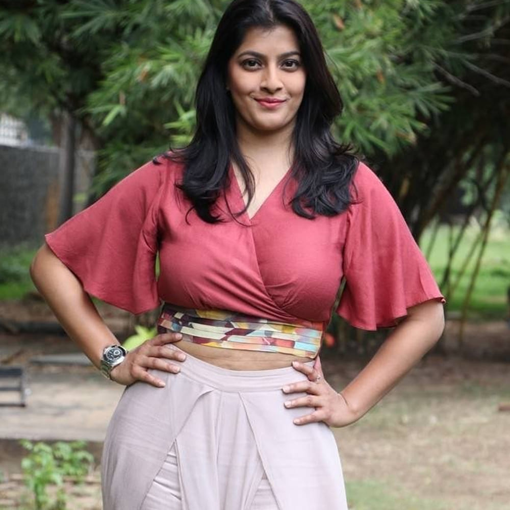 మగవాళ్ల అవసరంపై ఆమె విభిన్నమైన అభిప్రాయాలను వ్యక్తం చేశారు. మగవారు కేవలం పిల్లలను కనడానికే అవసరమని, భావోద్వేగాలను అమ్మాయిలతో పంచుకోవచ్చని ఆమె అన్నారు. ఏ సమస్య వచ్చినా మొదట కుటుంబ సభ్యులు లేదా స్నేహితుల దగ్గరే చెప్పుకుంటామని తెలిపారు. తానే స్వయంగా పిల్లలను దత్తత తీసుకుంటానని చెప్పుకొచ్చారు. ఈ కామెంట్స్ ఇప్పుడు వైరల్ అవుతున్నాయి.