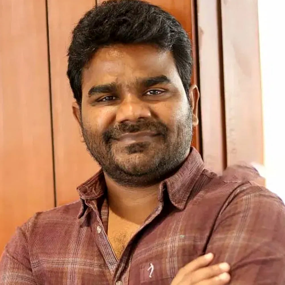 బలగం సినిమాతో ఓవర్ నైట్ లో స్టార్ డమ్ సొంతం చేసుకున్నాడు వేణు. కమెడియన్ గా కెరీర్ మొదలుపెట్టి ఆతర్వాత జబర్దస్త్ ద్వారా క్రేజ్ తెచ్చుకున్నాడు వేణు. అలాగే పలు సినిమాల్లో కమెడియన్ గా చేసి నవ్వులు పూయించాడు. ఇక ఇప్పుడు దర్శకుడిగా మారి సినిమాలు చేస్తున్నాడు. తొలి సినిమాతోనే స్టార్ దర్శకుడిగా మారిపోయాడు. బలగం సినిమాతో నేషనల్ అవార్డు అందుకున్నాడు వేణు. 
