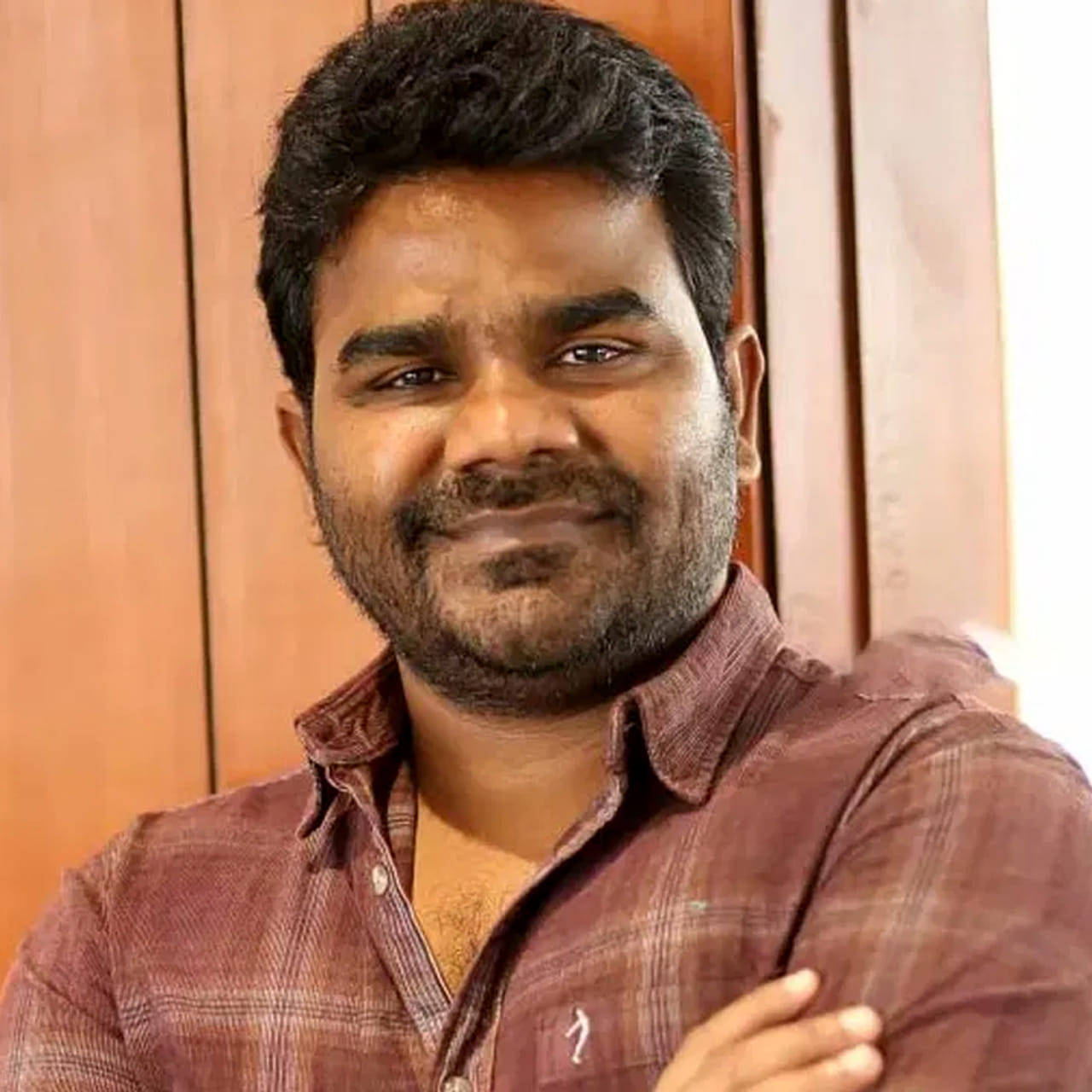 బలగం సినిమాతో ఓవర్ నైట్ లో స్టార్ డమ్ సొంతం చేసుకున్నాడు వేణు. కమెడియన్ గా కెరీర్ మొదలుపెట్టి ఆతర్వాత జబర్దస్త్ ద్వారా క్రేజ్ తెచ్చుకున్నాడు వేణు. అలాగే పలు సినిమాల్లో కమెడియన్ గా చేసి నవ్వులు పూయించాడు. ఇక ఇప్పుడు దర్శకుడిగా మారి సినిమాలు చేస్తున్నాడు. తొలి సినిమాతోనే స్టార్ దర్శకుడిగా మారిపోయాడు. బలగం సినిమాతో నేషనల్ అవార్డు అందుకున్నాడు వేణు. 