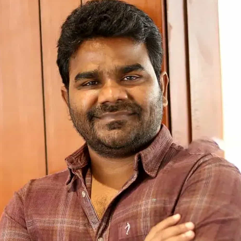 బలగం సినిమాతో ఓవర్ నైట్ లో స్టార్ డమ్ సొంతం చేసుకున్నాడు వేణు. కమెడియన్ గా కెరీర్ మొదలుపెట్టి ఆతర్వాత జబర్దస్త్ ద్వారా క్రేజ్ తెచ్చుకున్నాడు వేణు. అలాగే పలు సినిమాల్లో కమెడియన్ గా చేసి నవ్వులు పూయించాడు. ఇక ఇప్పుడు దర్శకుడిగా మారి సినిమాలు చేస్తున్నాడు. తొలి సినిమాతోనే స్టార్ దర్శకుడిగా మారిపోయాడు. బలగం సినిమాతో నేషనల్ అవార్డు అందుకున్నాడు వేణు.