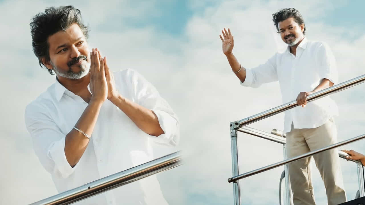 ఒకప్పుడు విజయ్ అంటే కేవలం డ్యాన్సులు, ఫైట్లు మాత్రమే అనుకునేవాళ్ళం. కానీ 'గిల్లి' (ఒక్కడు రీమేక్), 'పోకిరి' వంటి సినిమాలతో ఆయన మాస్ ఇమేజ్ ఎక్కడికో వెళ్ళిపోయింది. మన మహేష్ బాబు సినిమాలను ఆయన ఎంత గొప్పగా ఓన్ చేసుకున్నారంటే, అవి రీమేక్ సినిమాల్లా కాకుండా విజయ్ మార్క్ మాస్ ఎంటర్టైనర్లలా నిలిచిపోయాయి. అక్కడితో ఆగకుండా విజయ్ తన సినిమాల్లో సామాజిక అంశాలను కూడా జోడించడం మొదలుపెట్టారు.