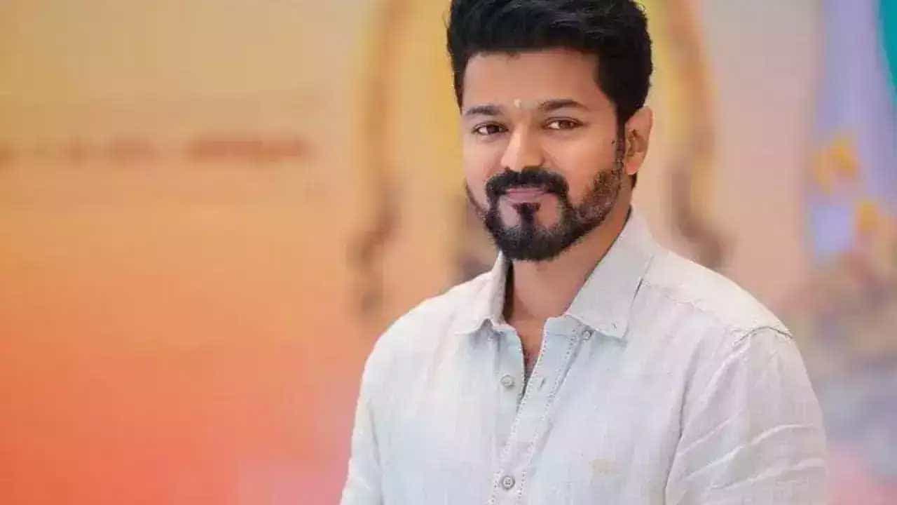 ప్రజాసేవలో కొత్త అవతారం ఎత్తి, తన పరిపాలనను సజావుగా సాగిస్తారని పేర్కొన్నారు. అంతే కాకుండా రాజకీయనాయకుడిగా విజయ్ జీవితం మరో మలుపు తిరుగుతుంది. కానీ శత్రువు ప్రభావం ఈయనపై చాలా ఎక్కువగా ఉంటుందంట. ఎంత త్వరగా తన రాజకీయ జీవితం మొదలు పెట్టాడో, కొన్ని సార్లు అది కోల్పో యే పరిస్థితులు కూడా రావచ్చు అని ఆయన తెలిపారు.
