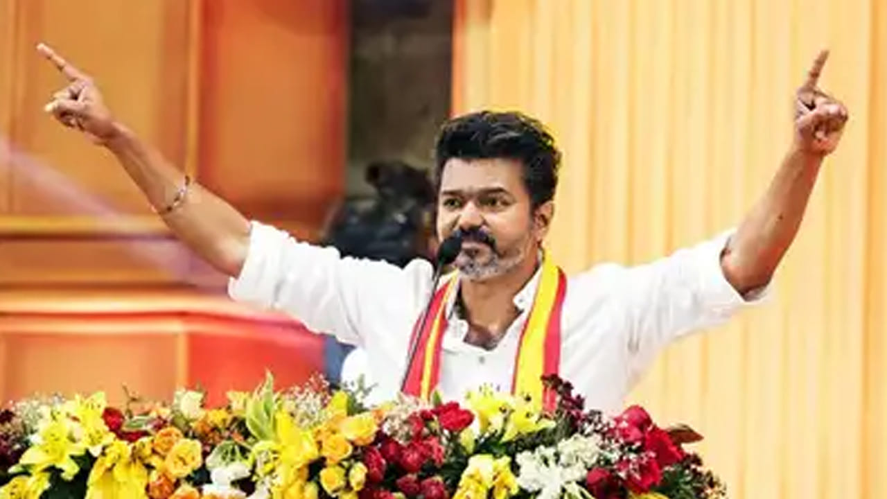 అయితే రాజకీయంగా విజయ్‌కు చాలా అద్భుతంగా కలిసి వస్తుంది. రాహువు ప్రభావం వలనే ఆయన ఎన్నికల్లో చాలా సులభంగా విజయం సాధించాడు. ఎందుకంటే, రాహువు రాజకీయాలలో గొప్ప స్థాయికి తీసుకెళ్తుంది. ముఖ్యంగా రాహువు విజయ్ జాతకంలో మహార్ధశలో ఉండటం వలన ఈయనకు రాజకీయంగా తిరుగే ఉండదు. ప్రజలమద్ధతు పుష్కలంగా ఉంటుంది. అయితే ఈయన జాతకంలో శని స్థానం వలన అనేక సమస్యలు తలెత్తే ప్రమాదం ఉన్నదంట.