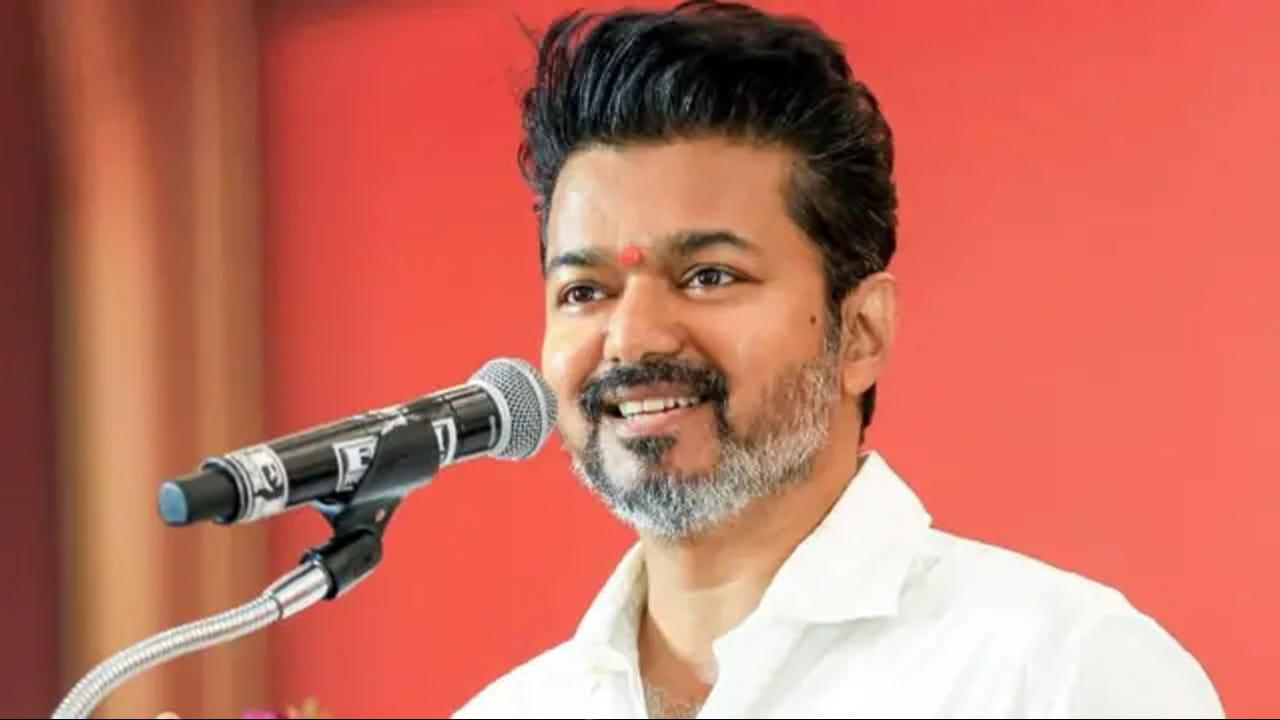 అంతే కాకుండా ఈయన ఇచ్చిన హామీలను నెరవేర్చుకుంటూ, రాష్ట్రంలోనే కాకుండా కేంద్రంలో కూడా కీలక పాత్ర పోషిస్తాడు. కేంద్రం నుంచి మంచి సపోర్టు లభించి చాలా అద్భుతంగా రాజకీయంగా రాణిస్తాడంట. అంతేకాకుండా ఈయనకు రాజకీయంగా చాలా బాగా కలిసి వస్తుందని ఆయన తెలియజేశారు.