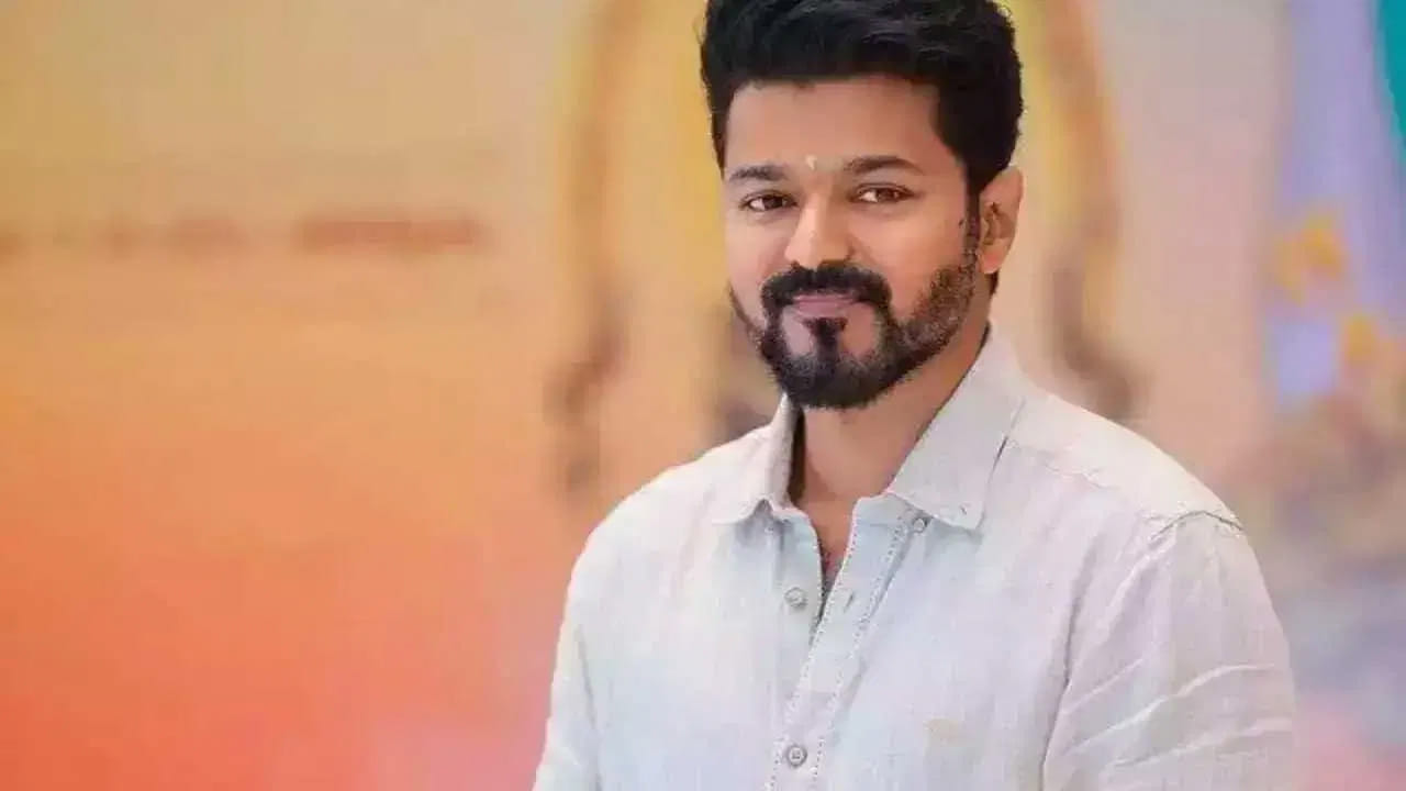 పుష్యమి నక్షత్రం, కర్కాటక రాశికి చెందినది,  చంద్రడు స్వస్థానంలో ఉంటాడు. ఇక చంద్రుడు అంటేనే మనశాంతి, బుద్ధికారకుడు, మాతృకారకుడు. చంద్రుడు చంచలనం లేకుండా ఉంటుంది. అందువలన విజయ్‌కు తల్లి ఆశీర్వాదం అద్భుతంగా కలిసి వస్తుంది. ఆమె ఆశీర్వాద బలం వల్లనే ఇంతటి విజయం కలిసి వచ్చిందనే చెప్పాలి. విజయ్‌ జాతకంలో శుక్రుడి స్థానం, రాహువు ప్రభావం అద్భుతంగా ఉండటం వలన సినిమాల్లో అద్భుతంగా కలిసి వచ్చింది.