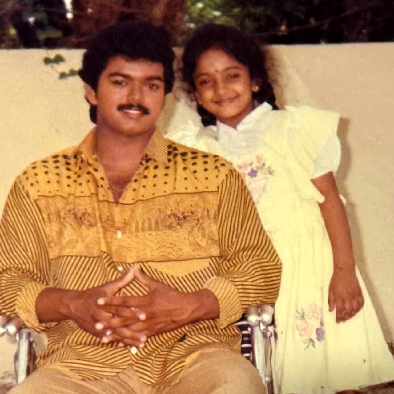 సినిమా ఇండస్ట్రీలో దళపతి విజయ్ ఓ సపరేట్ క్రేజ్ సొంతం చేసుకున్నారు. హీరోగా తమిళ్ ఇండస్ట్రీలో తిరుగులేని స్టార్ డమ్ సొంతం చేసుకున్నాడు విజయ్. తమిళ్ లో ఎన్నో సూపర్ హిట్ సినిమాల్లో నటించాడు విజయ్. ఇక ఇప్పుడు రాజకీయాల్లోకి ఎంట్రీ ఇచ్చాడు దళపతి విజయ్. తొలి ఎన్నికల్లోన్నే విజయ్ సంచలన విజయం సాధించాడు. ఏకంగా విజయ్ 108 సీట్స్ సొంతం చేసుకున్నారు. 