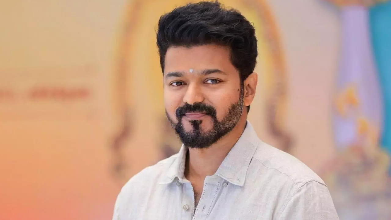 హీరో విజయ్ దళపతి గురించి ప్రత్యేకంగా చెప్పక్కర్లేదు. ఎన్నో సూపర్ హిట్ చిత్రాల్లో నటించి మెప్పించారు. తమిళ చిత్రసీమలో సూపర్‌స్టార్ అయ్యాక ఆయన రాజకీయాల్లోకి ప్రవేశించి, 'తమిళక వెట్రి కజగం' అనే తన సొంత రాజకీయ పార్టీని స్థాపించి, ఇప్పుడు అసెంబ్లీ ఎన్నికల్లో విజయం సాధించారు. ఆయనకు మెజారిటీ రానందున, ఈ సంక్షోభాన్ని ఎప్పుడు, ఎలా అధిగమించి ప్రభుత్వాన్ని ఏర్పాటు చేస్తారనే దానిపై అంచనాలు నెలకొన్నాయి. విజయ్ రాజకీయాల్లో ఈ కొత్త ప్రయాణాన్ని ప్రారంభించడంతో, అతని విలాసవంతమైన వాహనాల నంబర్ ప్లేట్లు అతని అభిమానుల దృష్టిని ప్రత్యేకంగా ఆకర్షించాయి.