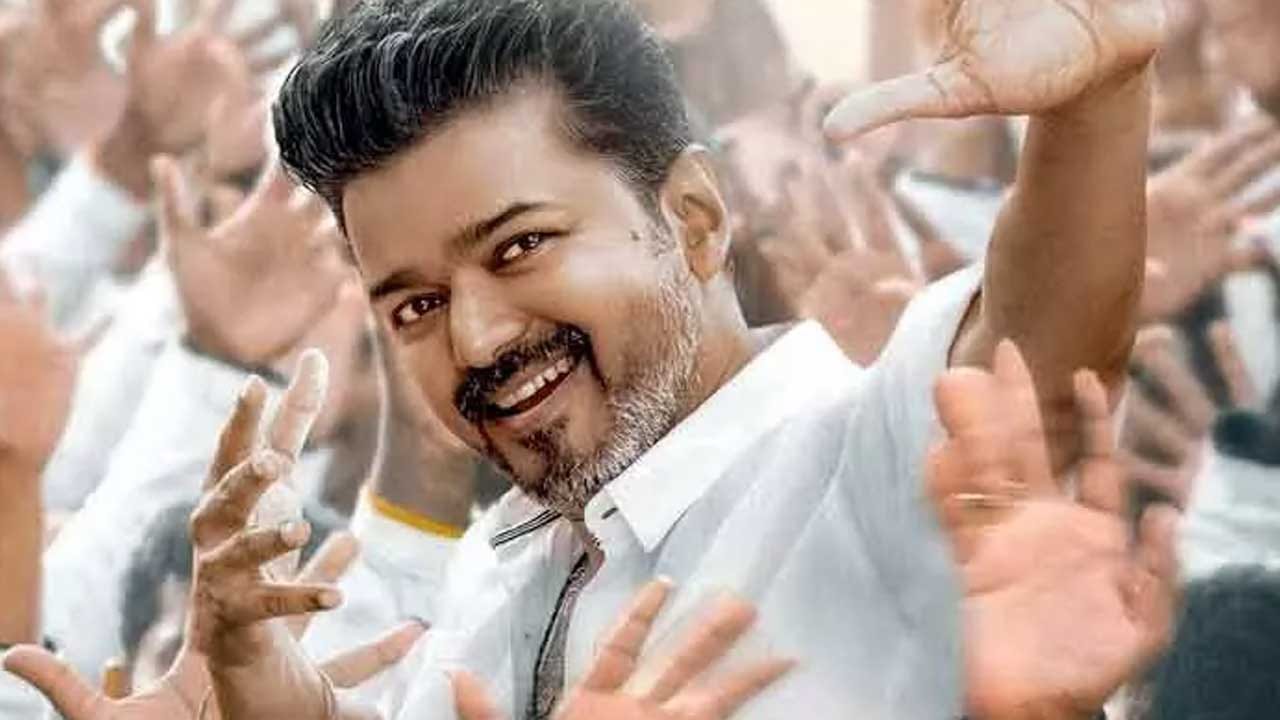 మరికొందరు మాత్రం ఇన్నాళ్లూ ఆపిన జననాయగన్‌కి ఇప్పుడు బ్రేకులు వేసేదెవరు? రెట్టింపు ఉత్సాహంతో జననాయగన్‌ కోసం థియేటర్ల గేట్లు ఓపెన్‌ అవుతాయని కాన్ఫిడెంట్‌గా కనిపిస్తున్నారు. ఏడాదికి ఒకసారి స్క్రీన్‌ మీద చూడాల్సిన పనేంటి? ఇక ఎప్పుడూ మన మధ్యనే జనం మధ్యనే జననాయకుడిగా తిరుగుతుంటారు మన నయా సీఎం.. సిసలైన జననాయకుడికి అర్థం చెబుతూ.. అంటూ ఎమోషనల్‌ అవుతున్నారు జనాలు. 