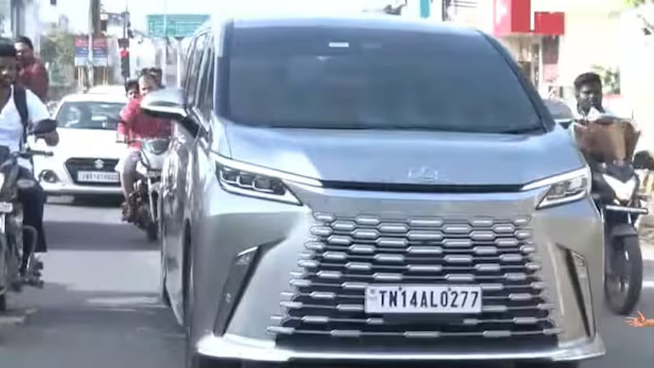 విజయ్ ఇటీవల తన రోల్స్ రాయిస్‌ను అమ్మి మూడు కొత్త కార్లను కొనుగోలు చేశారు. వీటిలో బీఎండబ్ల్యూ ఎలక్ట్రిక్ కారు, లెక్సస్ ఎల్‌ఎం, టయోటా వెల్‌ఫైర్ ఉన్నాయి. రాజకీయాల్లో చురుగ్గా ప్రవేశించిన విజయ్, తమిళనాడులో ఎన్నికల ప్రచారం కోసం ఒక ప్రత్యేక బస్సును కూడా కొనుగోలు చేశారు. ఈ వాహనాలన్నిటి నంబర్ ప్లేట్లపై 0277 అనే ఒకే నంబరు ఉంది. BMW ఎలక్ట్రిక్ కారు నంబర్ TN 14 AH 0277, లెక్సస్ LM కారు నంబర్ TN 14 AL 0277, టయోటా వెల్ఫైర్ కారు నంబర్ TN 14 AM 0277. థవేకా ప్రచార బస్సు నంబర్ కూడా TN 14 AS 0277. 