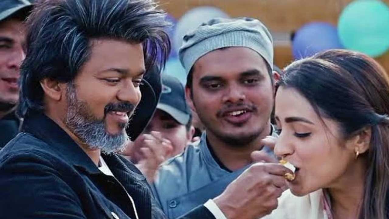 పుట్టినరోజున త్రిష తిరుపతిలో దర్శనం చేసుకుంటే అందరూ విజయ్‌ కోసమే ప్రత్యేకంగా దర్శనానికి వెళ్లారని అనుకున్నారు. అందరి మాటలకూ ఆజ్యం పోసేలా తిరుపతి నుంచి నేరుగా విజయ్‌ ఇంటికే చేరుకున్నారు చెన్నై సుందరి.