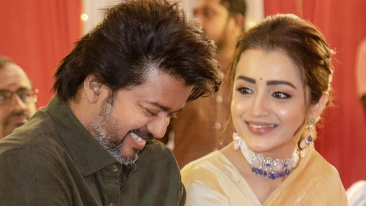 తమిళనాడు అసెంబ్లీ ఎన్నికలలో విజయ్ దళపతి సంచలనం సృష్టించిన సంగతి తెలిసిందే. విజయ్ పార్టీ టీవీకే అత్యధిక స్థానాలు గెలుచుకుంది. అయితే ఇప్పుడు ట్రెండింగ్ లో విజయ్ పార్టీతోపాటు త్రిష పేరు సైతం మారుమోగుతుంది. ఈ విజయంలో ఆమె పాత్ర కూడా ఉందంటూ తమిళ రాజకీయా వర్గాల్లో టాక్ నడుస్తుంది. పార్టీ బలోపేతానికి, విజయ్ విజయానికి త్రిష బ్యాగ్ గ్రౌండ్ వర్క్ చేశారని కొన్ని నెలలుగా ఆమె విజయ్ వెన్నంటే ఉంటూ మద్దతు పలికారని తెలుస్తోంది. దీంతో ఎన్నికల రిజల్ట్స్ వేళ ఉదయం నుంచి ఆమె పేరు నెట్టింట వైరలవుతుంది. 