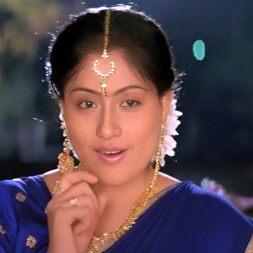 సినీ నటి, రాజకీయ నాయకురాలు విజయశాంతి ఒక ప్రత్యేక ఇంటర్వ్యూలో తన సినీ జీవితం, వ్యక్తిగత అభిప్రాయాలు, ప్రజా సేవా నిబద్ధతపై విస్తృతమైన వివరాలను వెల్లడించారు. ‘రాపిడ్ ఫైర్’ సెషన్లో ఆమె పలువురు సినీ ప్రముఖులపై తన ఆలోచనలను పంచుకున్నారు. సావిత్రిని తనకిష్టమైన నటిగా, ‘మహానటి’గా అభివర్ణించారు. జయసుధని చిన్నపిల్లల మనస్తత్వం, సహజమైన నటనకు ప్రతీకగా పేర్కొన్నారు. జయప్రద అందమైన మొహం, మంచి మనసున్న వ్యక్తి అని, శ్రీదేవిని ఒక అందమైన బొమ్మతో పోల్చారు విజయశాంతి.