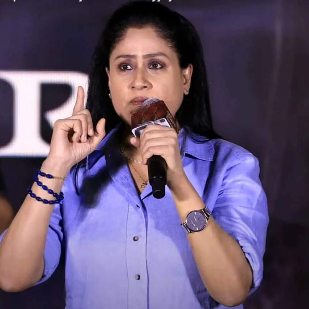 సాహసబాలుడు విచిత్ర కోతి వంటి చిత్ర క్లైమాక్స్ చిత్రీకరణ సమయంలో ఆమె కుడి కాలు పూర్తిగా విరిగిపోయిందని తెలిపారు. కాలు విరిగిపోయినా, దాని గురించి ఎవరికీ తెలియకుండా, భరించలేని నొప్పిని తట్టుకుంటూ.., గుడ్డ కట్టుకొని నాలుగు రోజుల పాటు ఒక్క కాలుపై నిలబడి షూటింగ్ పూర్తి చేశారని ఆమె తెలిపారు. సినిమాలో హీరోలు గాయపడినా పోరాడే సన్నివేశాల మాదిరిగానే తన నిజ జీవితంలో కూడా ఇది జరిగిందని ఆమె వివరించారు. ఈ అసాధారణమైన పోరాట పటిమ వెనుక తన వ్యక్తిగత జీవితంలోని చేదు అనుభవాలు ఉన్నాయని విజయశాంతి పంచుకున్నారు.