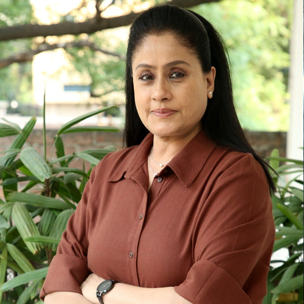 అయితే, ఇది అందరు హీరోల విషయంలో కాదని, ఒకటి లేదా ఇద్దరు టాప్ హీరోల విషయంలో ఈ అనుభవం ఎదురైందని ఆమె స్పష్టం చేశారు. వారి పక్కన ఇన్ని సంవత్సరాలు నటించామా అని అనిపించిందని ఆమె ఆవేదన వ్యక్తం చేశారు. ఒక మహిళగా సినీ రంగంలో యాక్షన్ సన్నివేశాలు చేసి రాణించడం అరుదైన అవకాశం అని విజయశాంతి పేర్కొన్నారు. తనకు అటువంటి అవకాశం లభించినప్పుడు దాన్ని సద్వినియోగం చేసుకోవడానికి ఎంతో కష్టపడ్డారని ఆమె తెలిపారు. ఈ క్రమంలో ఎన్నో శారీరక, మానసిక కష్టాలను ఎదుర్కొన్నానని ఆమె గుర్తు చేసుకున్నారు.