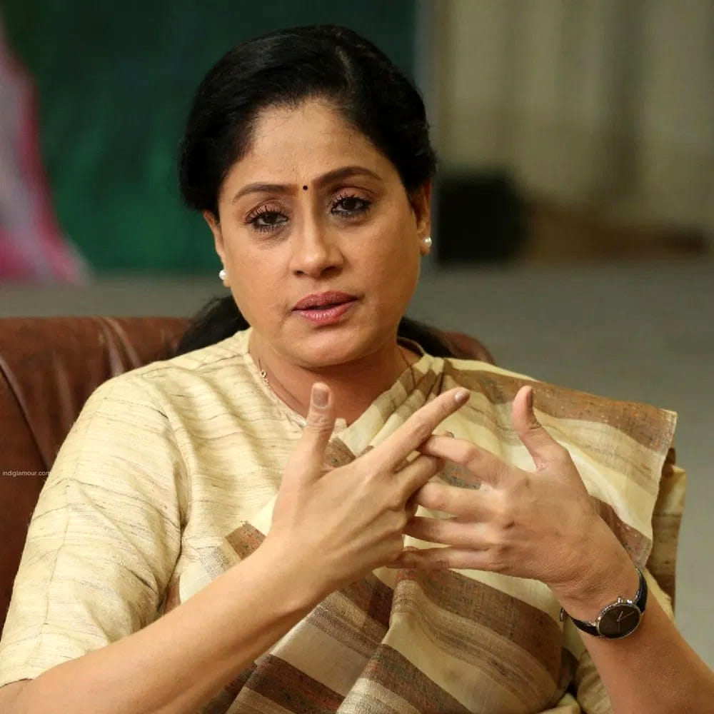 నటి రాధిక గురించి మాట్లాడుతూ, ఆమె ఎప్పుడూ నవ్వుతూ అందరినీ నవ్విస్తుందని అన్నారు. తాను కలిసి పనిచేసిన ప్రముఖ నటుల గురించి వివరిస్తూ, చిరంజీవితో ఎక్కువగా అంటే ఇరవై చిత్రాలలో నటించానని తెలిపారు. చిరంజీవి మంచి డాన్సర్ అని, హాస్యాన్ని చక్కగా పండిస్తారని, అందరితో కలివిడిగా ఉంటారని ప్రశంసించారు. నాగార్జున, వెంకటేష్‌లతో తక్కువ సినిమాలు చేసినప్పటికీ, వారిని మంచి నటులుగా అభిప్రాయపడ్డారు.